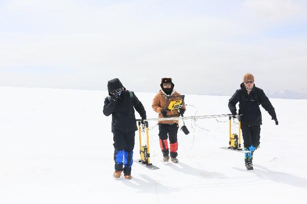 实验团队使用探地雷达勘测冰川厚度
